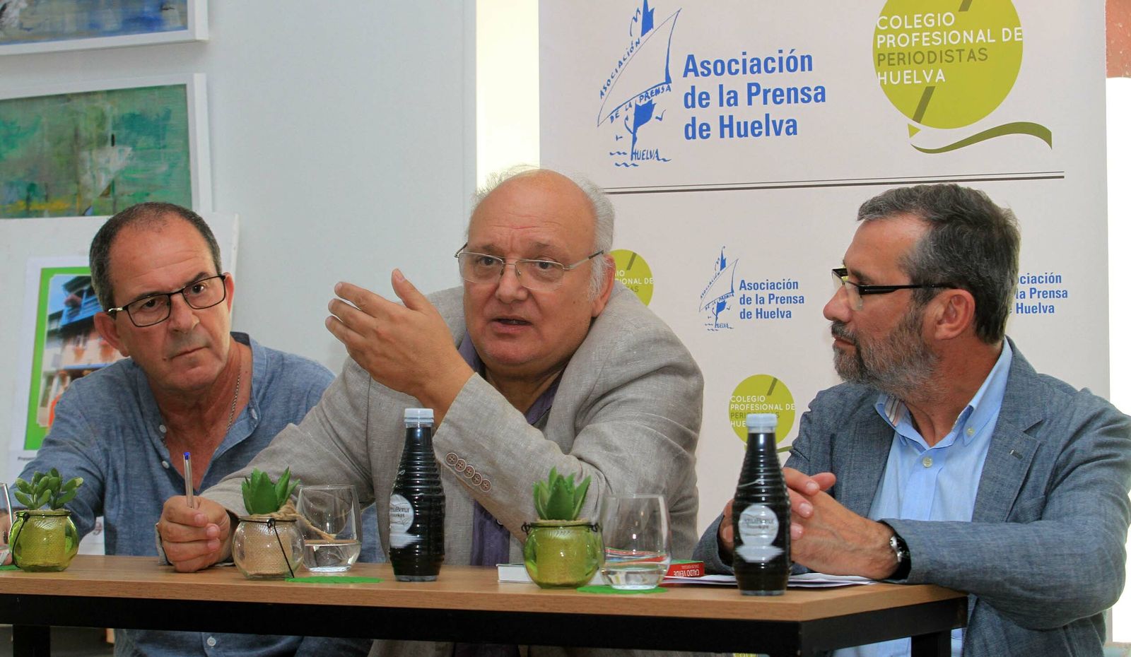 Antonio Checa (c) en la presentación de un libro en Huelva.
