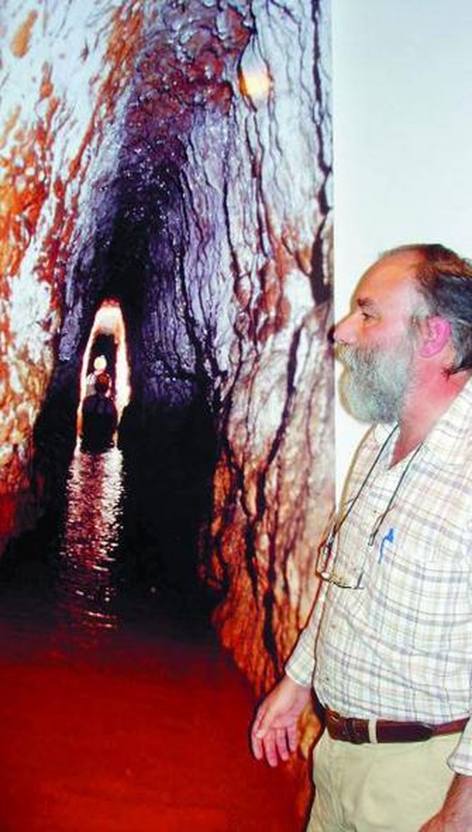 Genaro Álvarez, responsable de Geos, muestra una galería del museo.