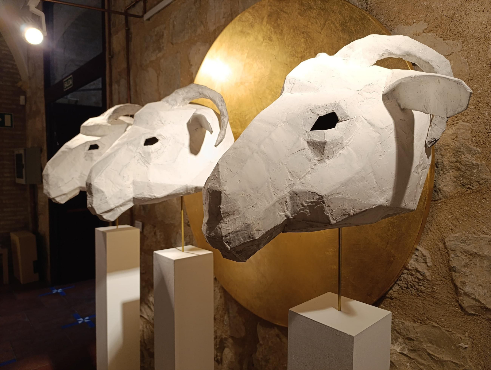 Máscaras, corderos y un retrato gigante del Papa Francisco: así es la impactante muestra ‘Et in Arcadia ego’ en Jaén