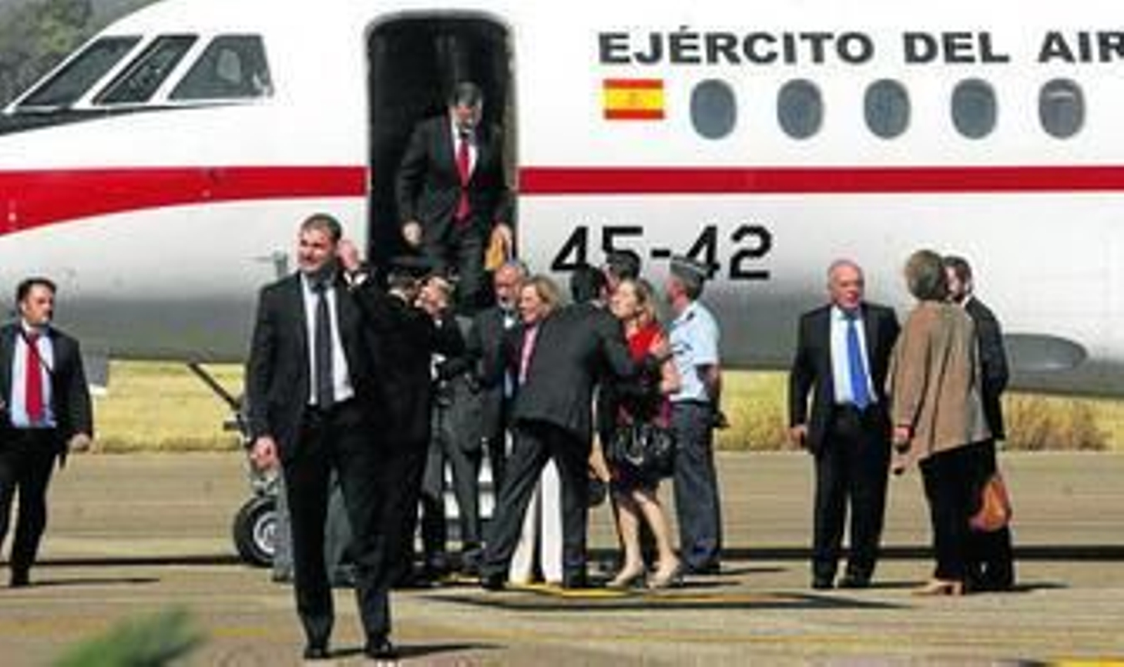 Rajoy baja del avión de las Fuerzas Armadas mientras que José Antonio Nieto saluda a la ministra Ana Pastor.