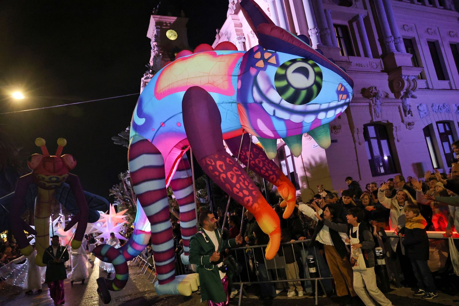 Los Reyes Magos llenan Málaga de ilusión tras la lluvia