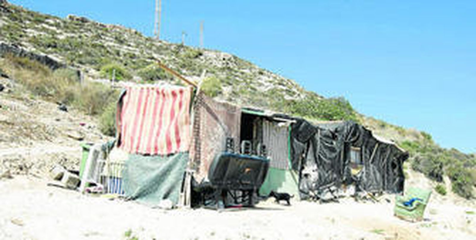 Sin ningún precinto ni rastro del crimen, la chabola en la que se produjo el asesinato de madrugada amanecía en aparente calma sin nadie en su interior.