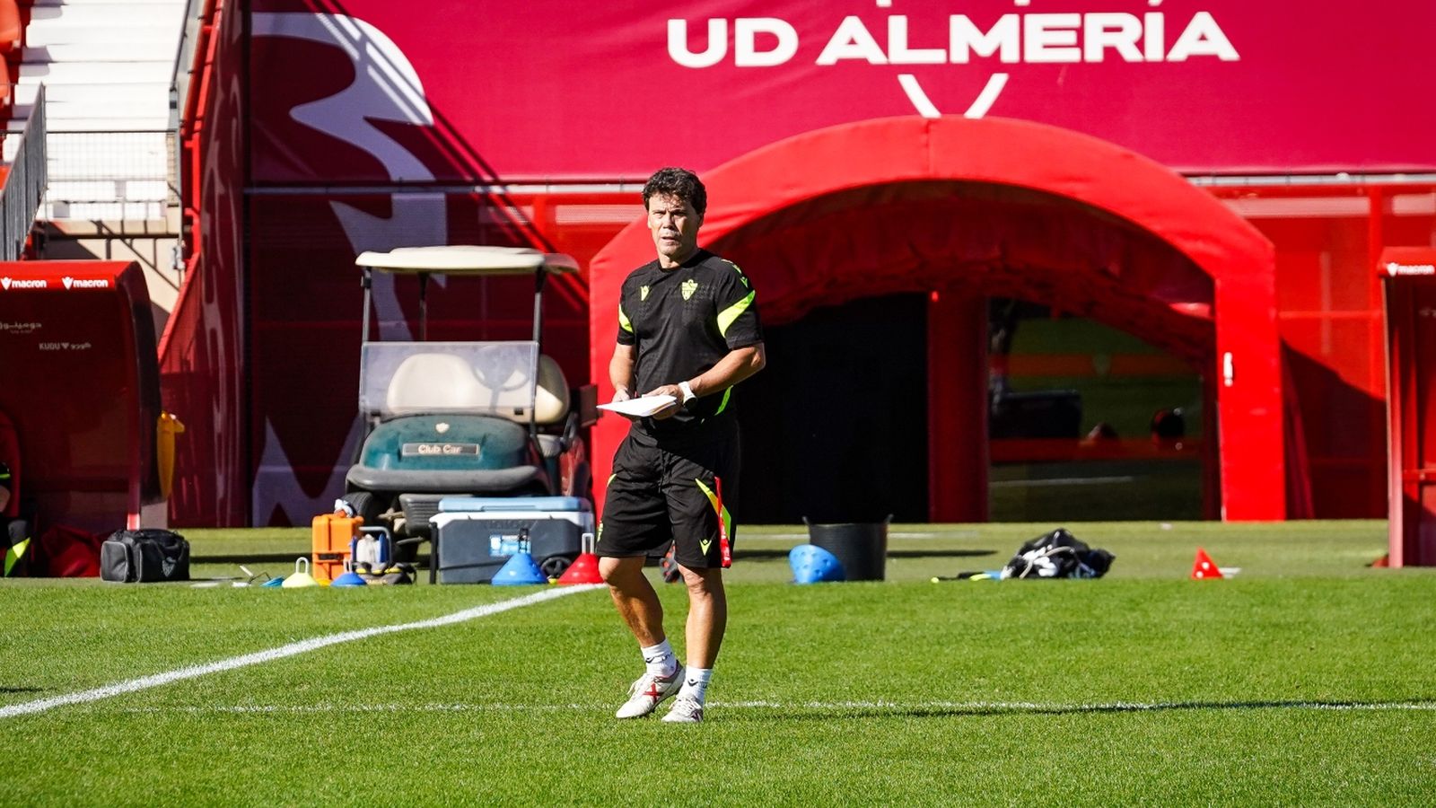 El preparador rojiblanco, durante una sesión de trabajo del equipo almeriense.