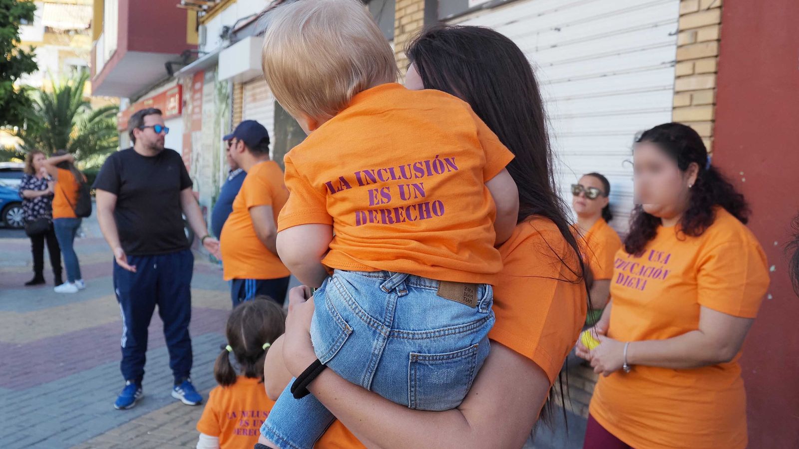 Los asistentes a la marcha lucieron camisetas naranjas con mensajes alusivos