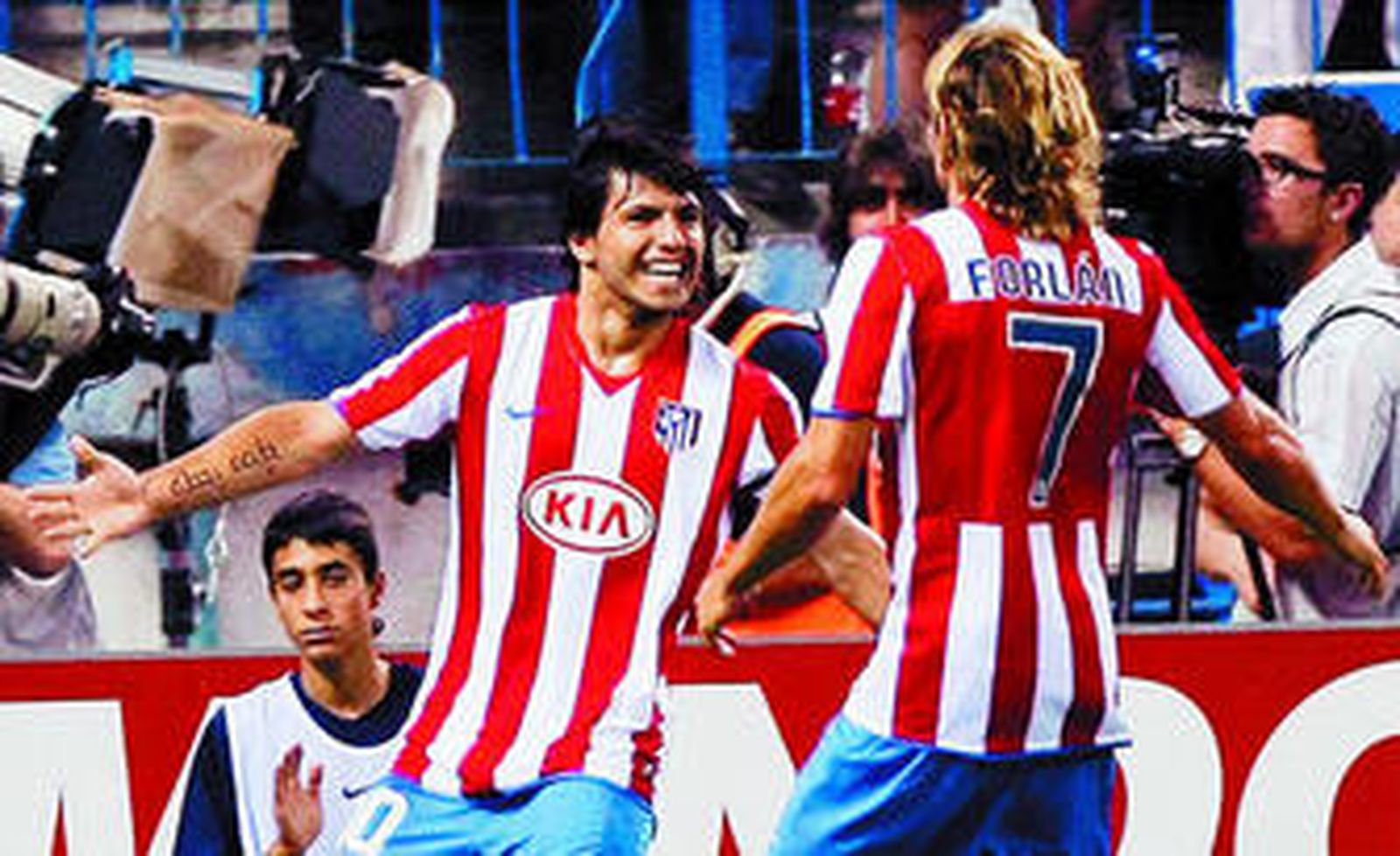 Forlán vuelve al once inicial tras quedarse en el banquillo en Oporto para compartir la delantera con Agüero.