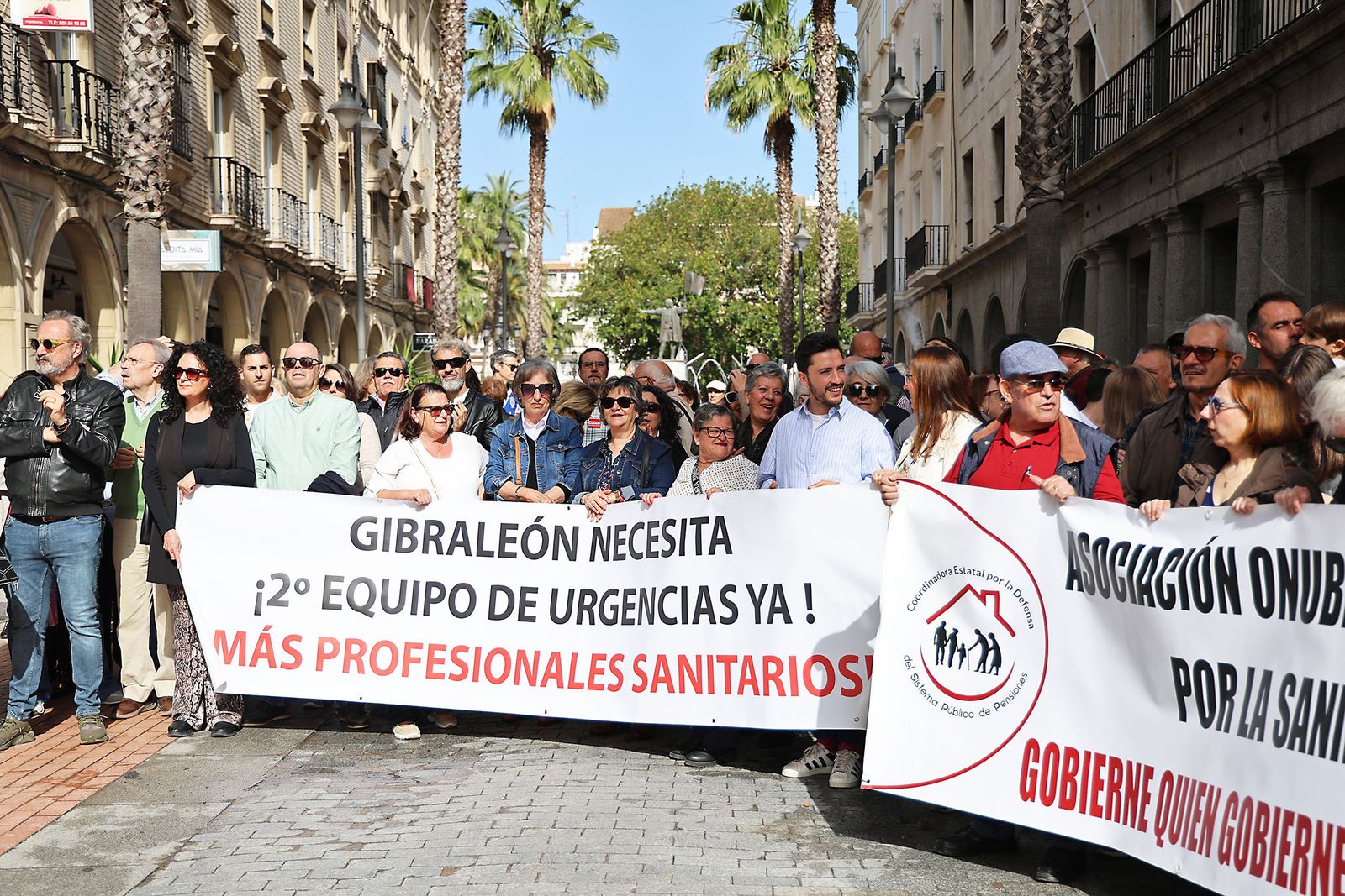 Imágenes de la concentración de la Marea Blanca de Huelva por la sanidad pública