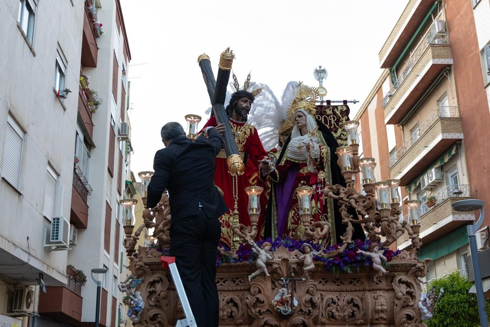 Las cofradías de la Vera Cruz, Expiración y Gran Poder lucen sus cortejos en la calle