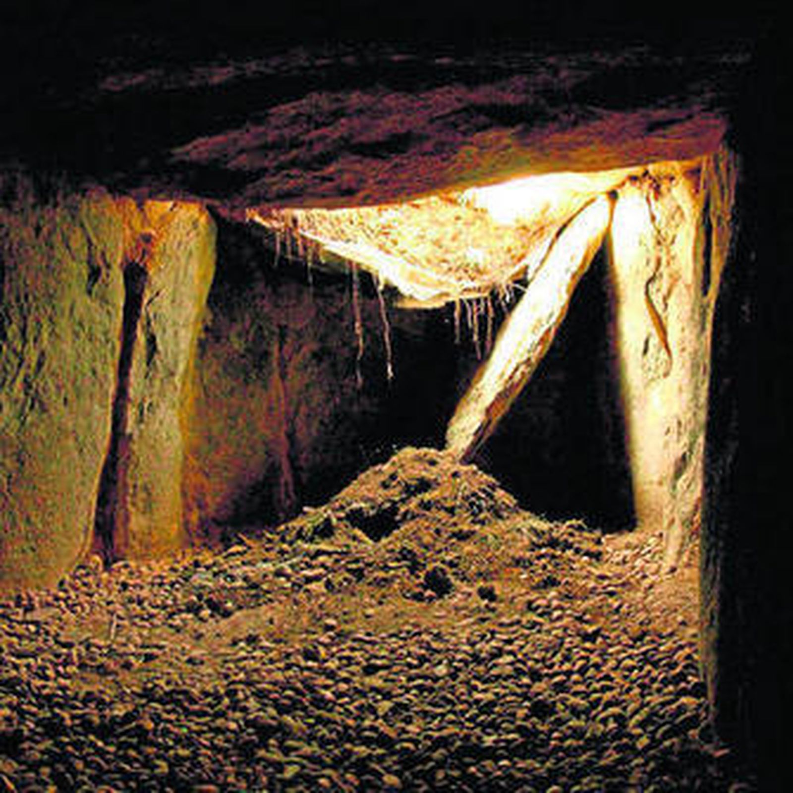 Estado en el que quedó el dolmen 5 de El Pozuelo tras el derrumbamiento de la losa de cobertura.