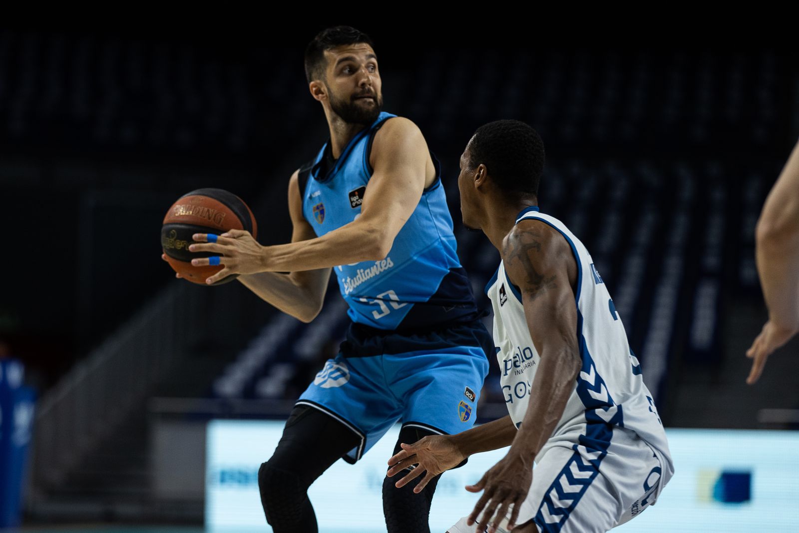 Cvetkovic, la pasada campaña con el Estudiantes, defendido por Jordan Sakho.