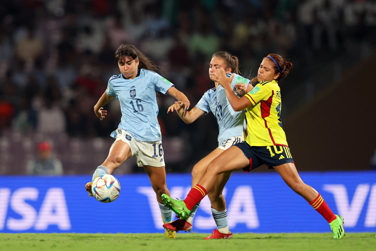 Marina Rivas, con el 17, intenta llegar al balón ante la presión de una colombiana. Marina Rivas, con el 17, intenta llegar al balón ante la presión de una colombiana.