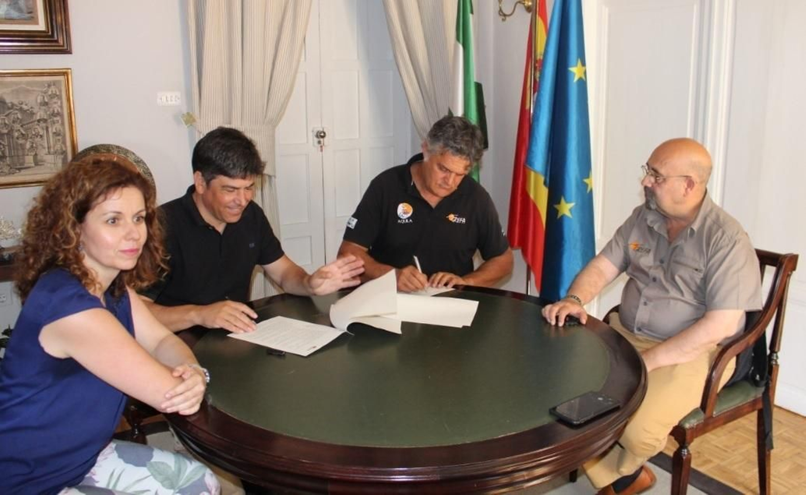 El alcalde firma el convenio con el Grefa.