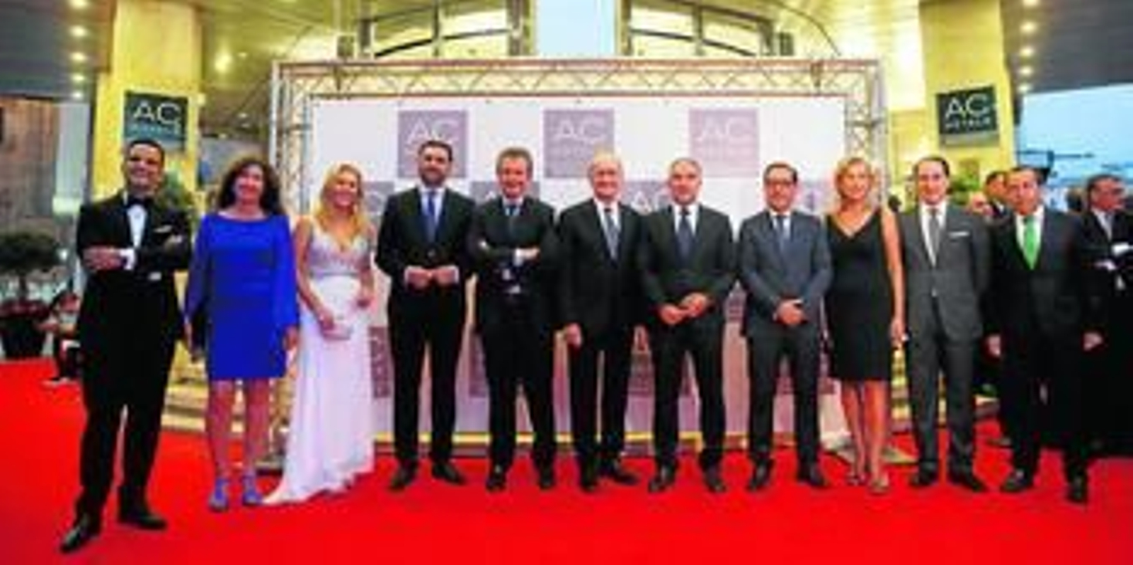 El consejero de Turismo, el alcalde de Málaga, el presidente de la Diputación o el presidente de AC Hoteles, entre otros representantes políticos e institucionales, ayer, con el director del hotel.