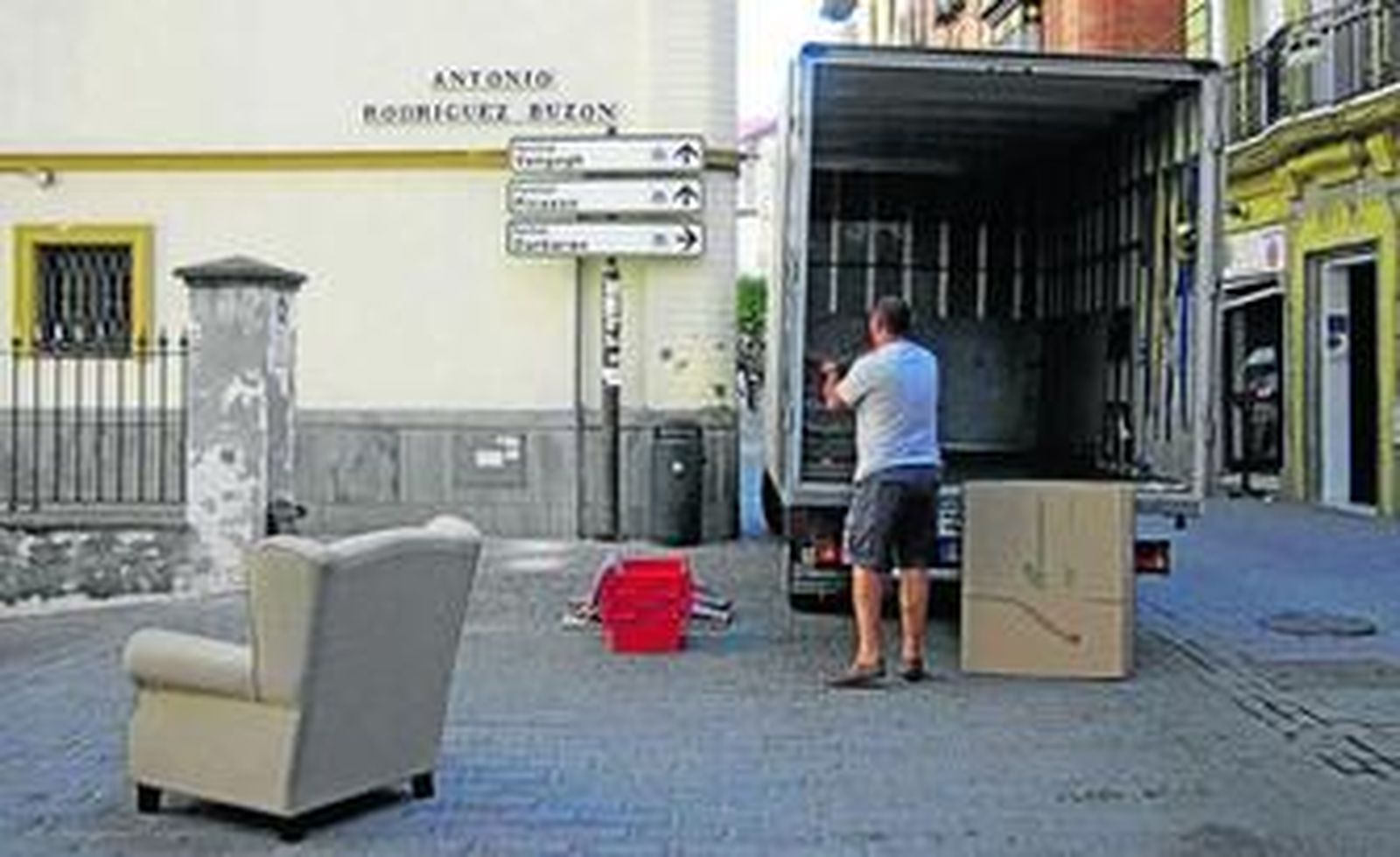 1. Antonio Rodríguez Buzón pronunció el pregón en 1956. Es el único pregonero que salió a hombros. Su nombre se recuerda en San Gregorio, junto a las señales de los hostales Van Gogh y Picasso y el hotel Zurbarán. 2. Un hombre accede a la sede del Consejo General de Hermandades y Cofradías. 3. El coche de caballos es el medio de locomoción más frecuente en una calle que está en el itinerario turístico. 4. La librería Babel se ha trasladado a la calle San Fernando. En el local de San Gregorio sólo quedan dos carteles de Fiestas primaverales de los años 1919 y 1946.