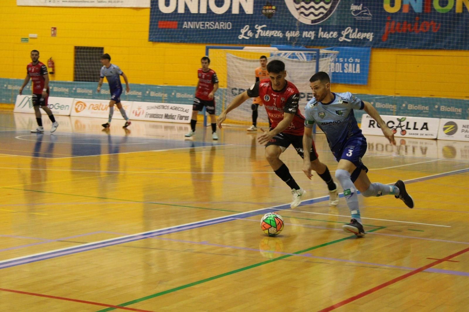 El celeste Josete se marcha en carrera de un rival durante un partido disputado en casa esta temporada.