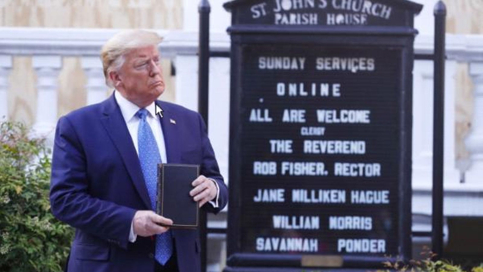 Trump, ante la iglesia de St. John, con la biblia en la mano.