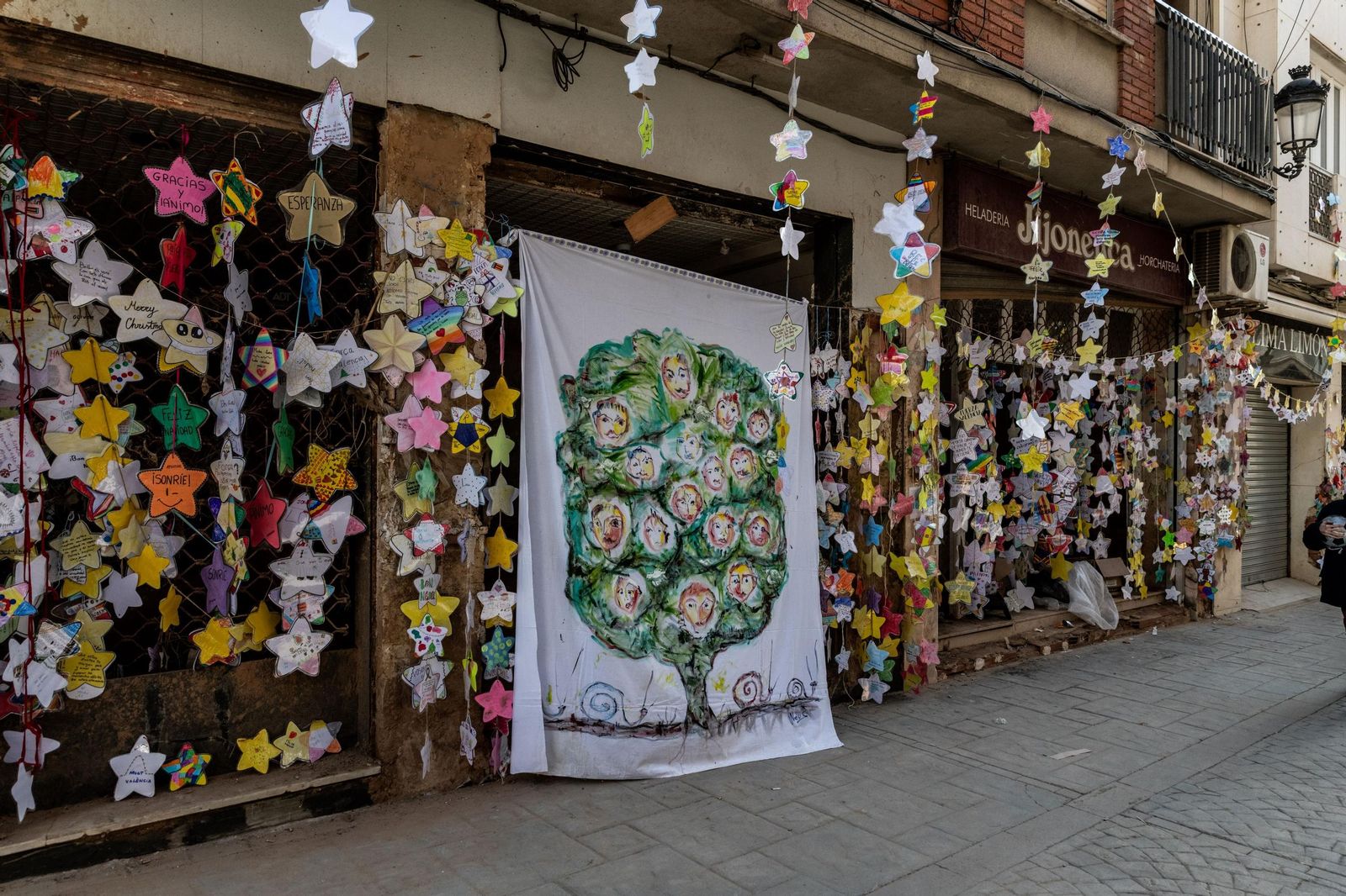 Estrellitas creadas por los niños y niñas de Paiporta.