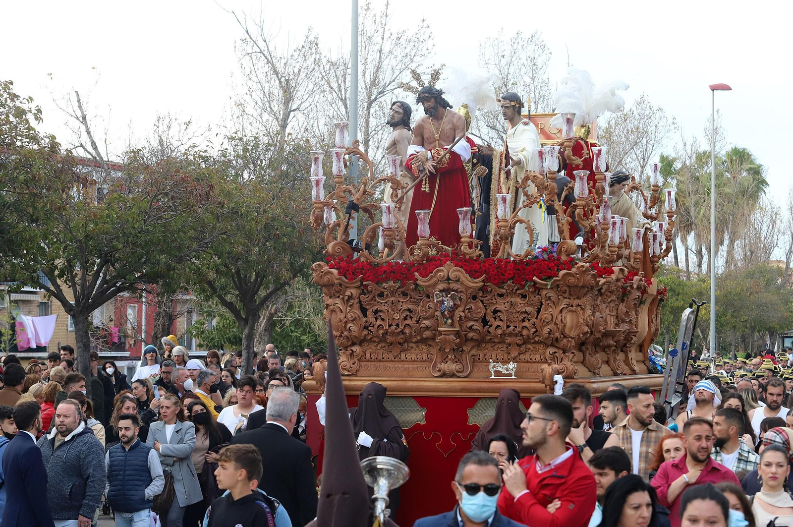 Imágenes de la procesión de La Sentencia por las calles de Huelva