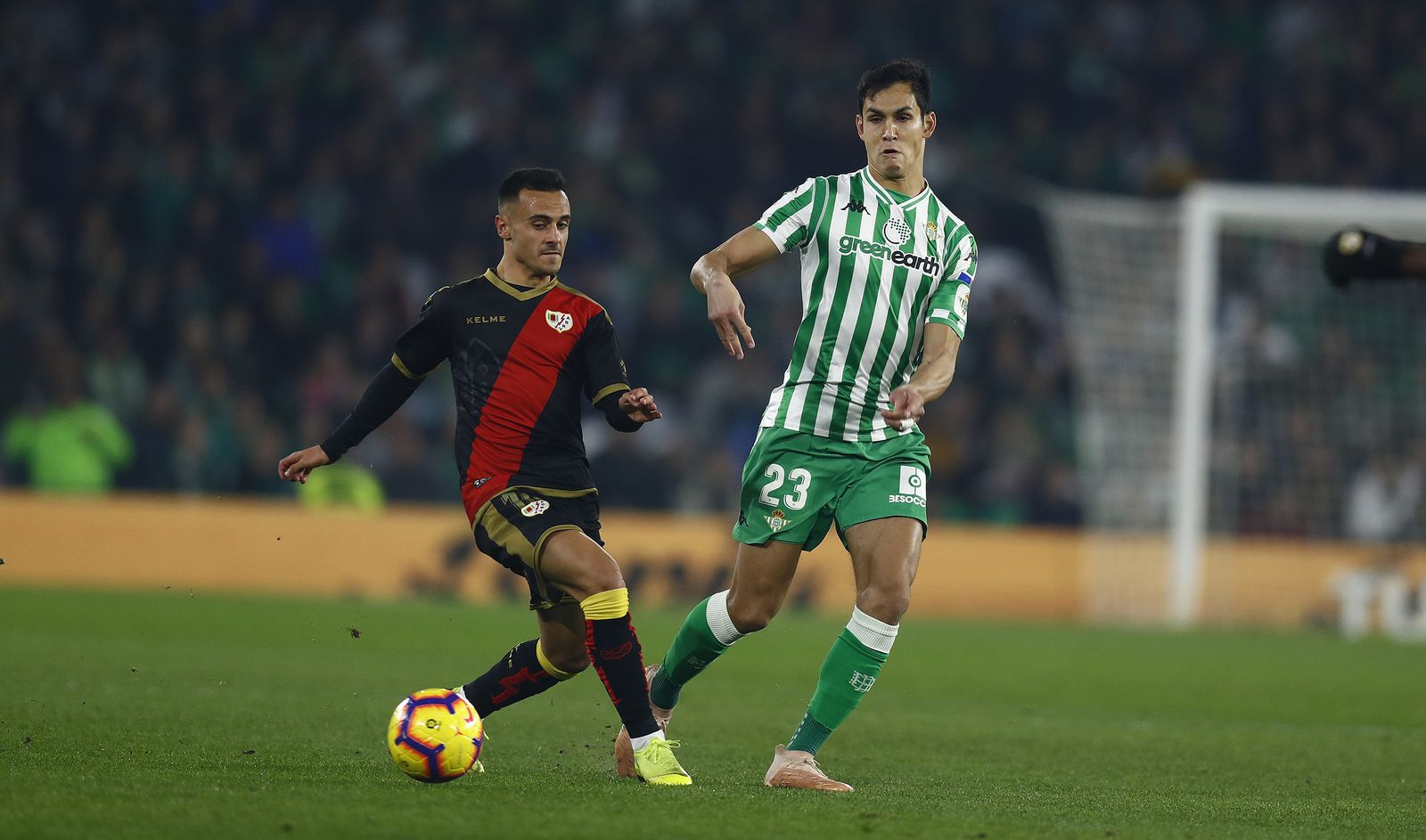 Mandi da un pase delante del rayista Álvaro García.