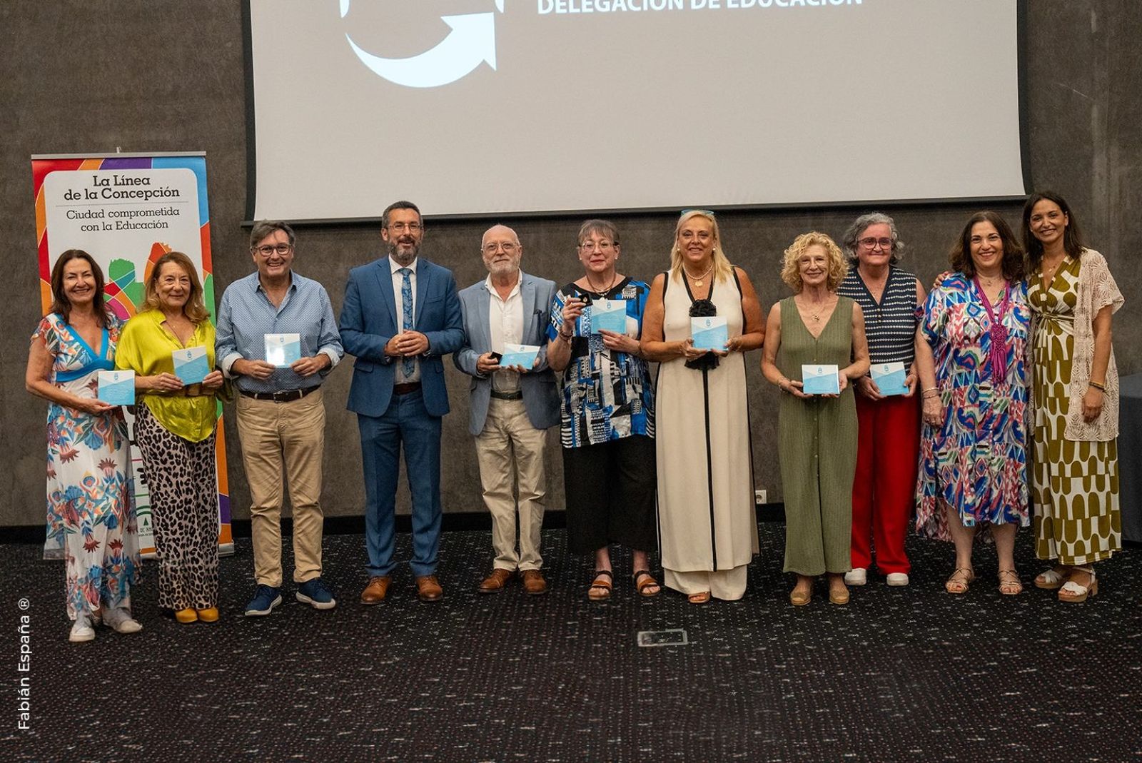 El alcalde, con los docentes reconocidos.