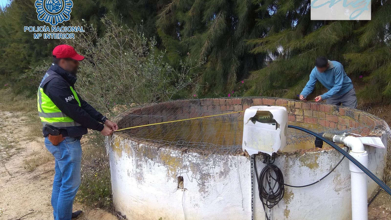 Agentes de la Policía, en un pozo del Aljarafe.