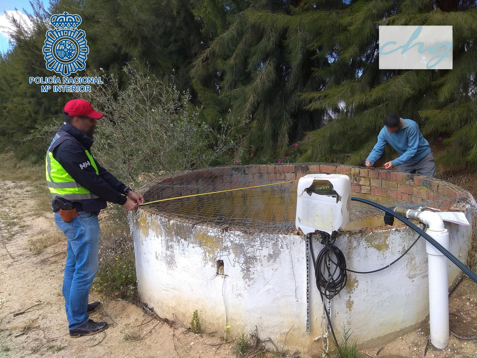 Agentes de la Policía, en un pozo del Aljarafe.