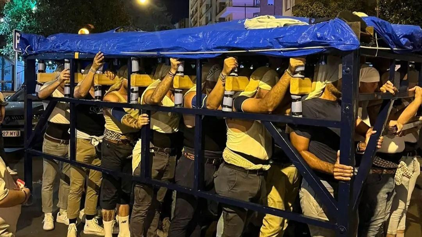 Ensayo de la cuadrilla de costaleros de la Virgen de la Victoria