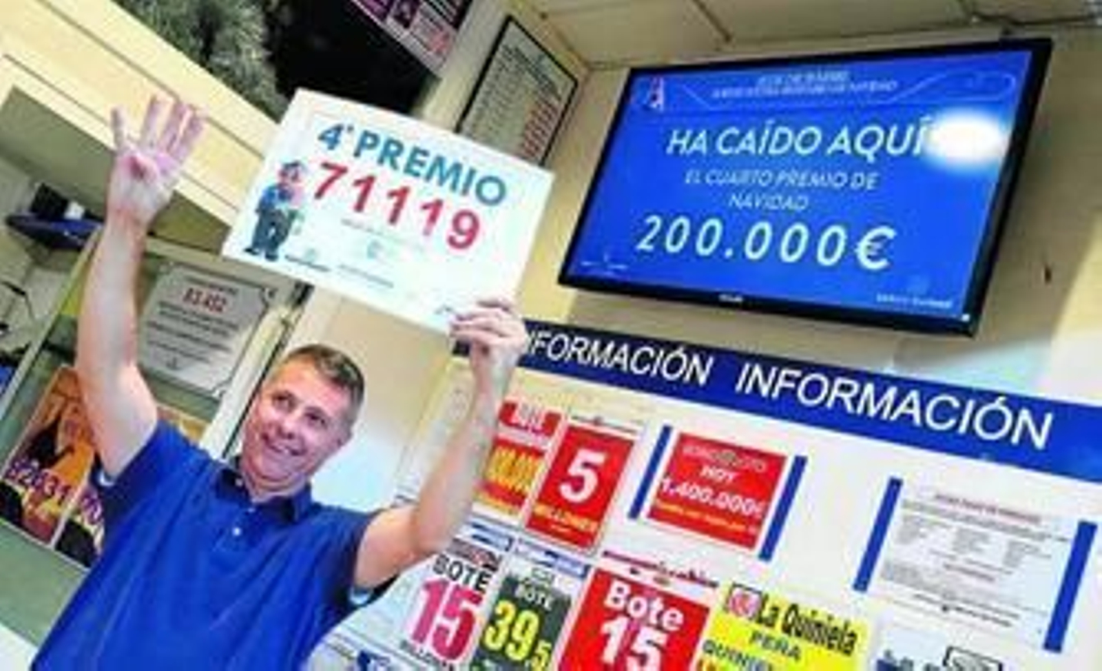 Uno de los propietarios de la administración de lotería de Carrefour Norte sostiene ayer el número del cuarto premio.