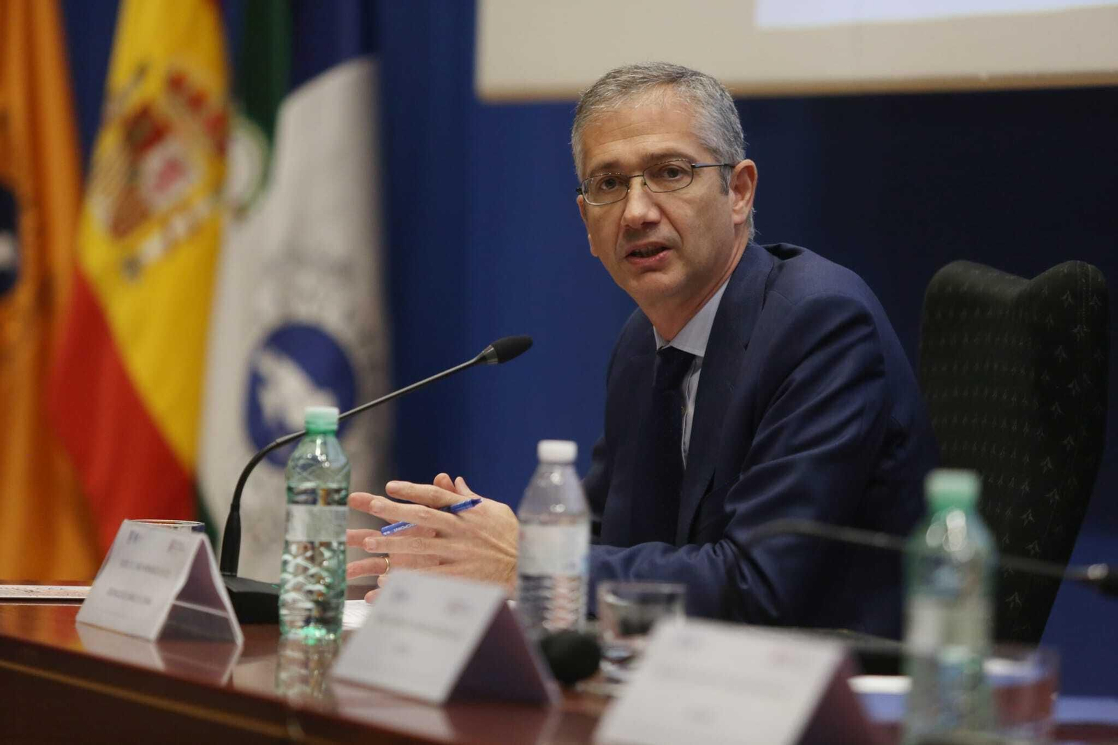 Pablo Hernández de la Cos, gobernador del Banco de España, durante la conferencia en la Universidad de Málaga.