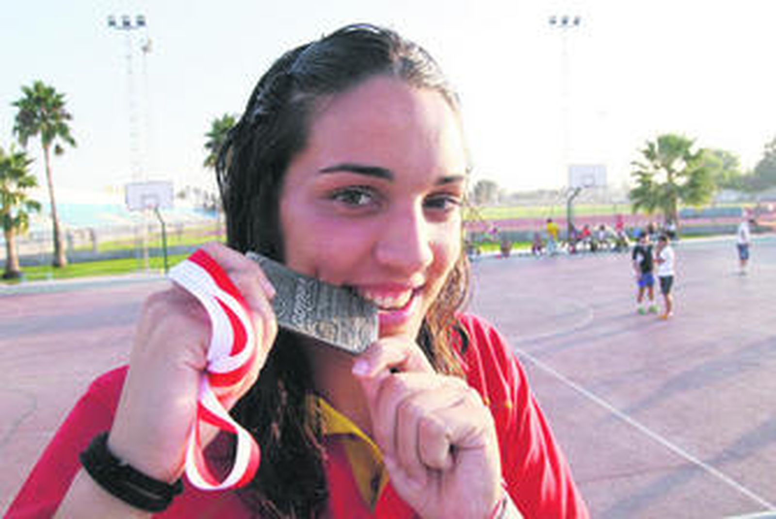 Patricia Berciano muerde la medalla que la acredita como subcampeona de Europa sub'20.