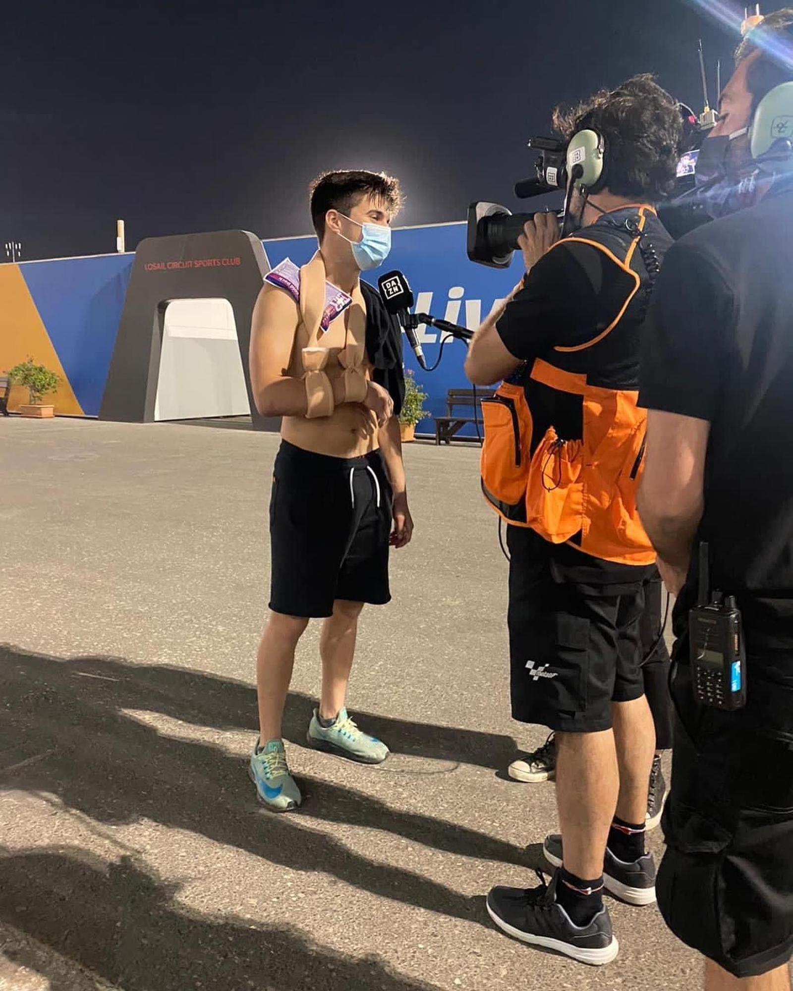 Marcos Ramírez atiende a la prensa tras su caída en Qatar.