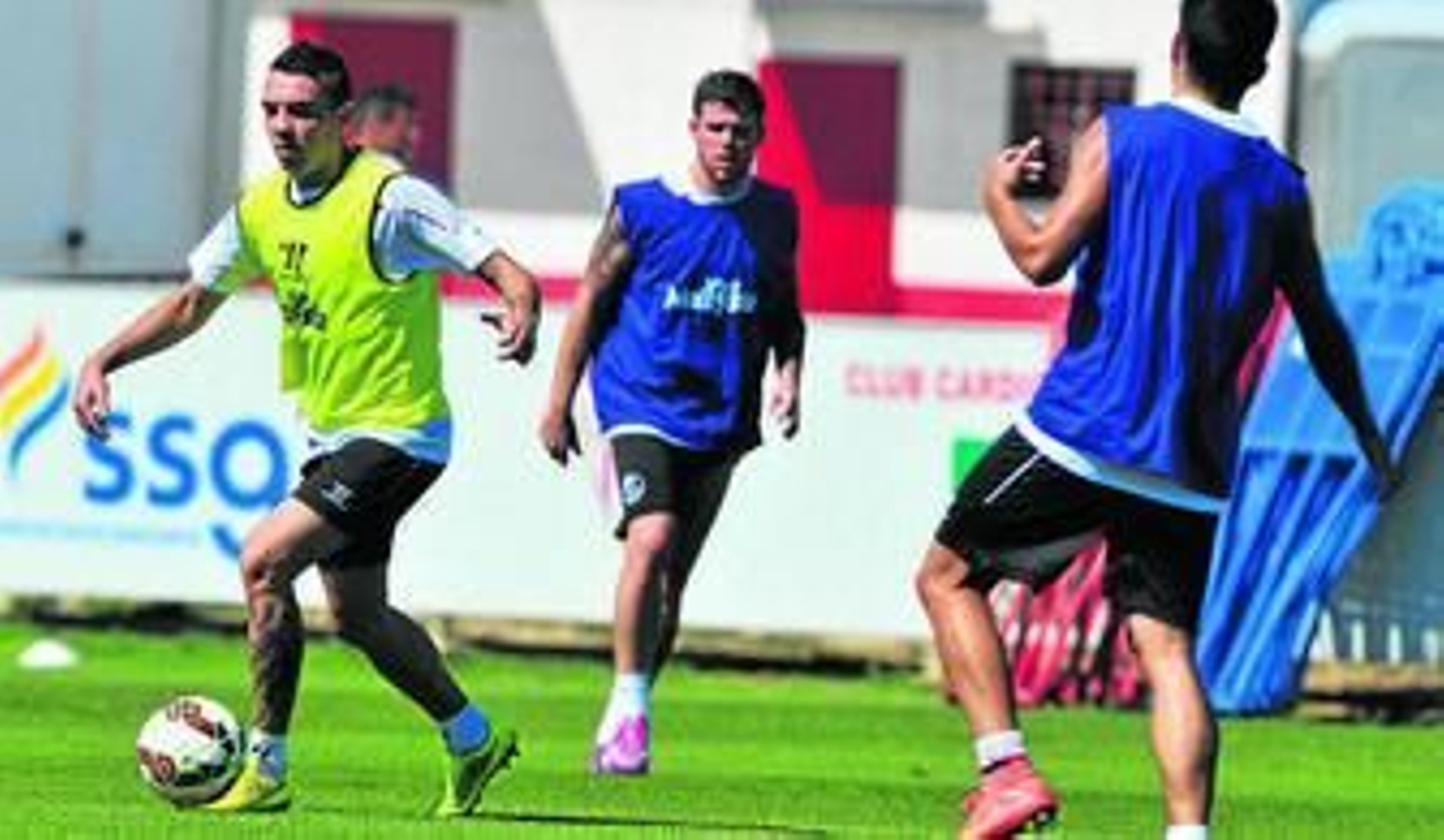 Iago Aspas conduce el balón pegado al pie durante su primer entrenamiento como sevillista.