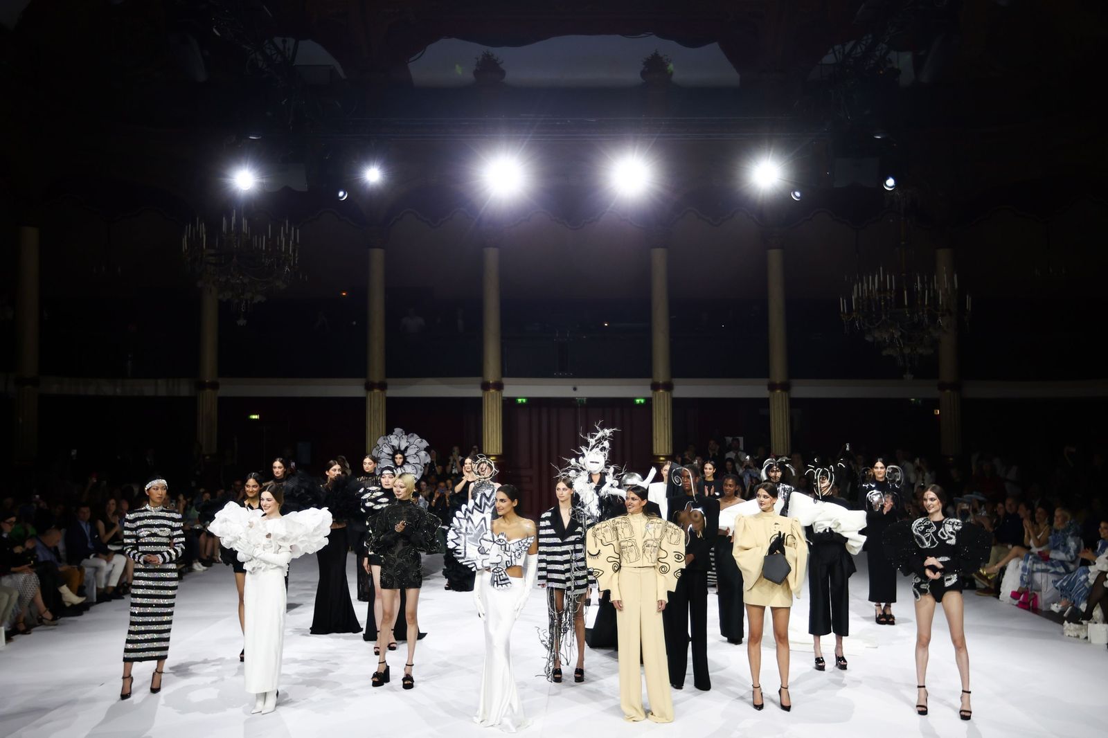 El desfile de la colección 'Fieras' de Juana Martín en París, en imágenes