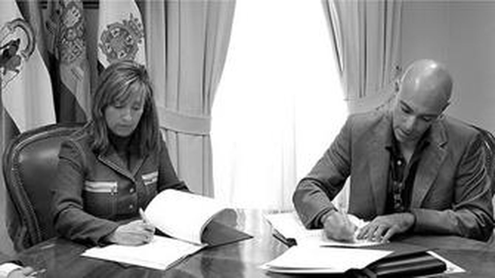 La alcaldesa y Francisco Márquez firman ayer el convenio en el Ayuntamiento.