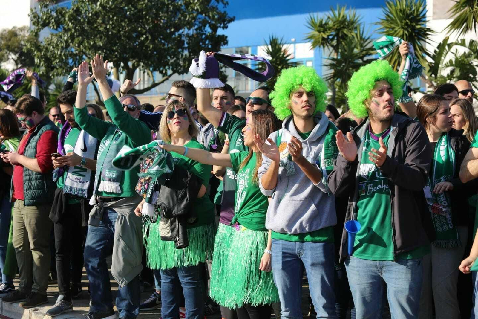 El recibimiento de la afición al Unicaja a su llegada al Martín Carpena para jugar la final de la Copa Del Rey
