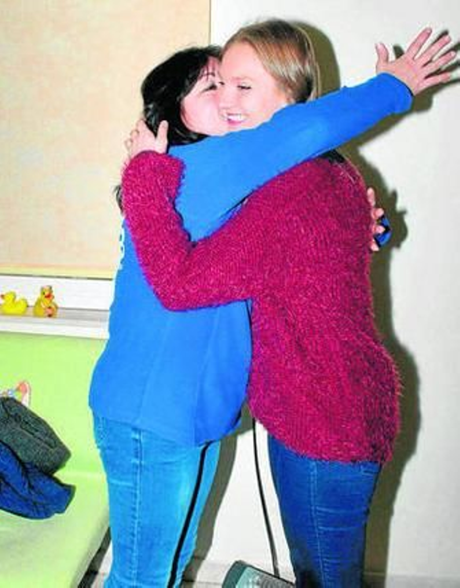 Manoli Évora abraza a María Albert.