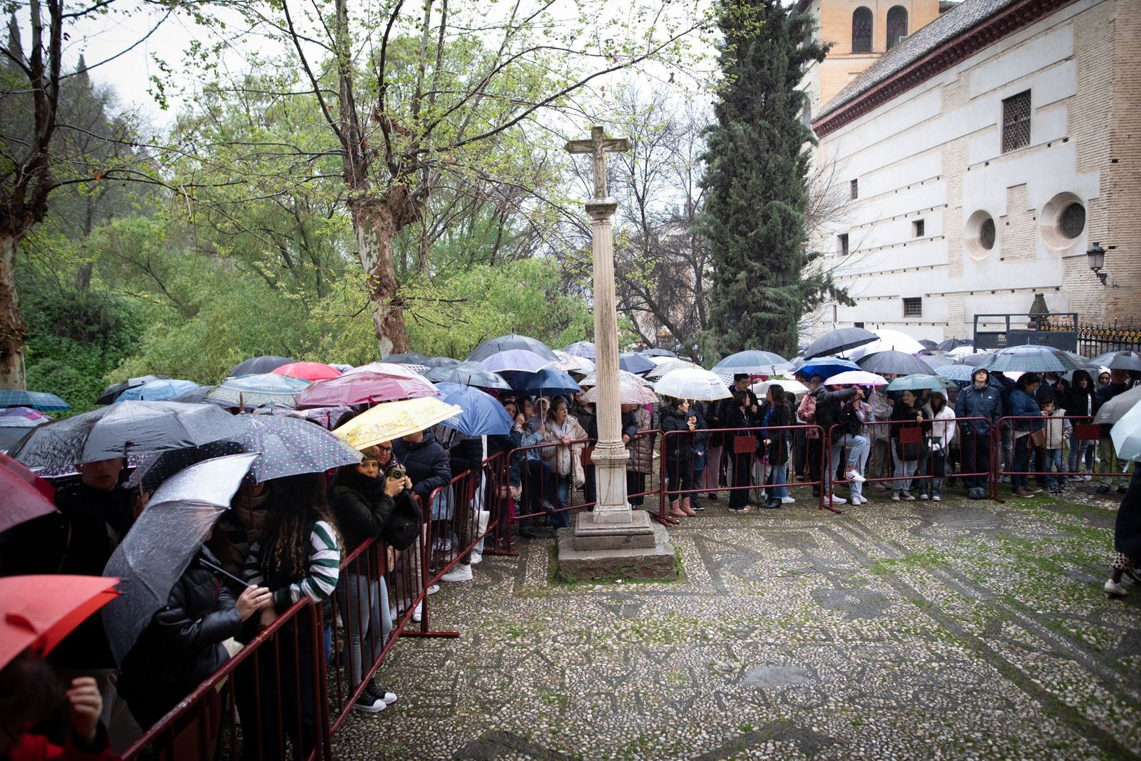 Fotos: La lluvia agudiza el dolor de los granadinos al impedir la salida de Dolores