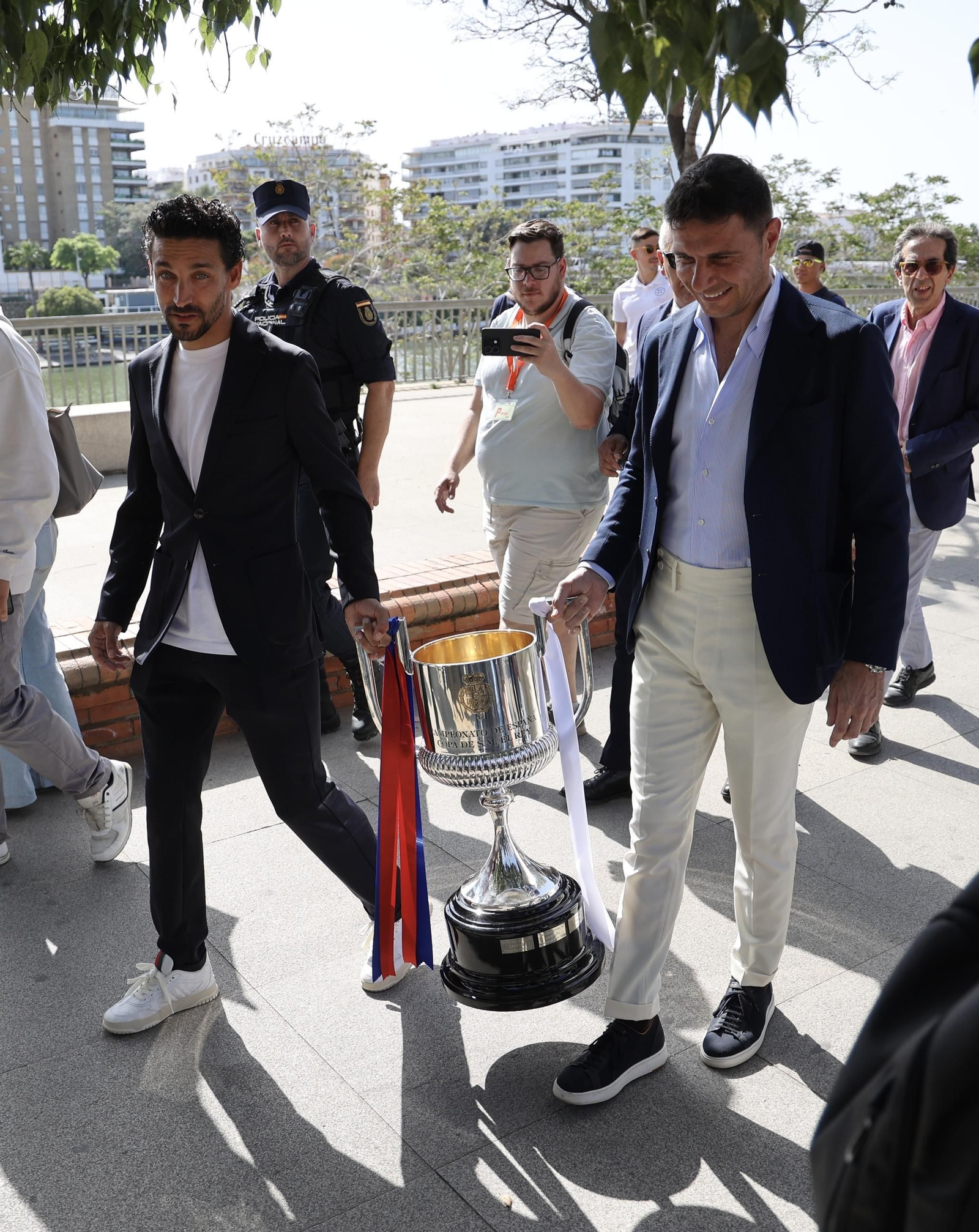 El presidente de la Junta de Andalucía recibe la Copa del Rey e inaugura la exposición "Los reyes de la Copa"