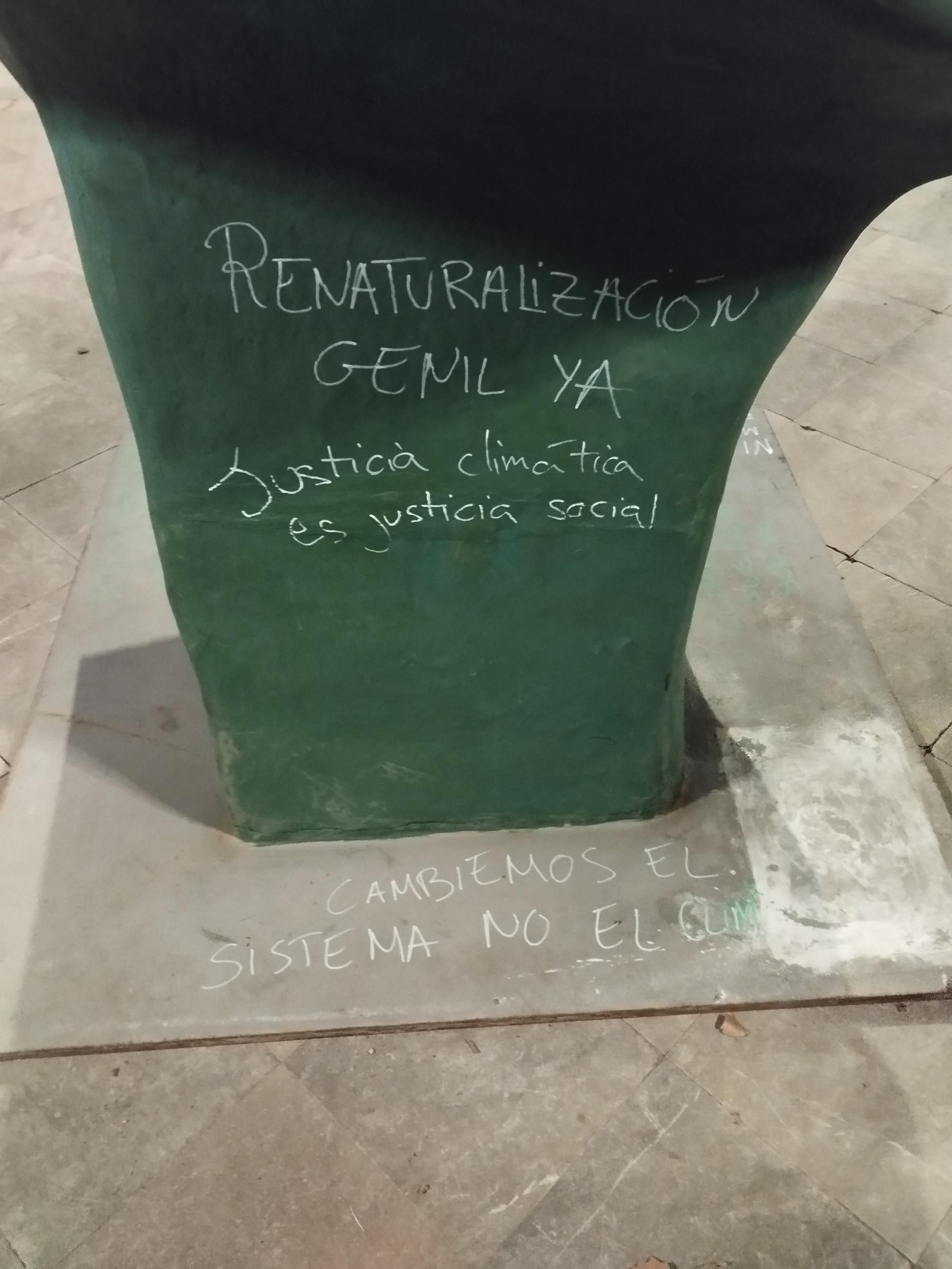 Las imágenes de las pintadas a los bustos de los Premios Goya de Granada