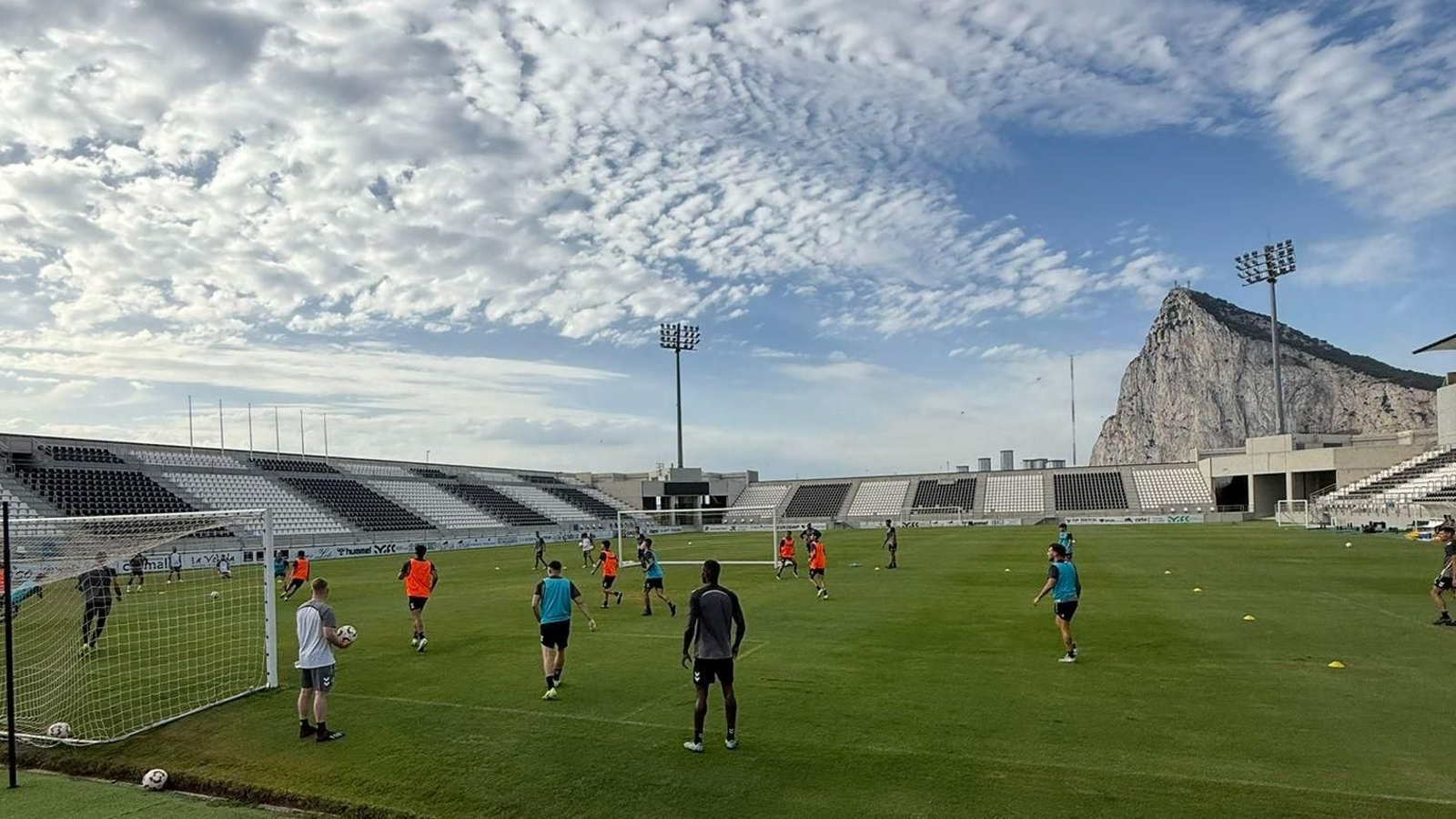 El estadio Ciudad de La Línea durante un entrenamiento de la Balona.
