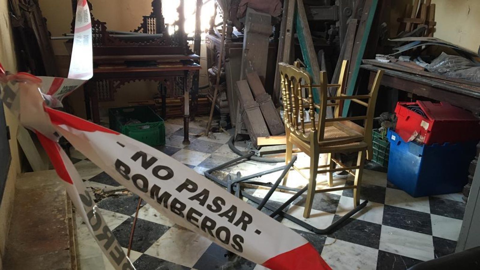 Imagen del precinto que impide la entrada a una dependencia en el edificio.