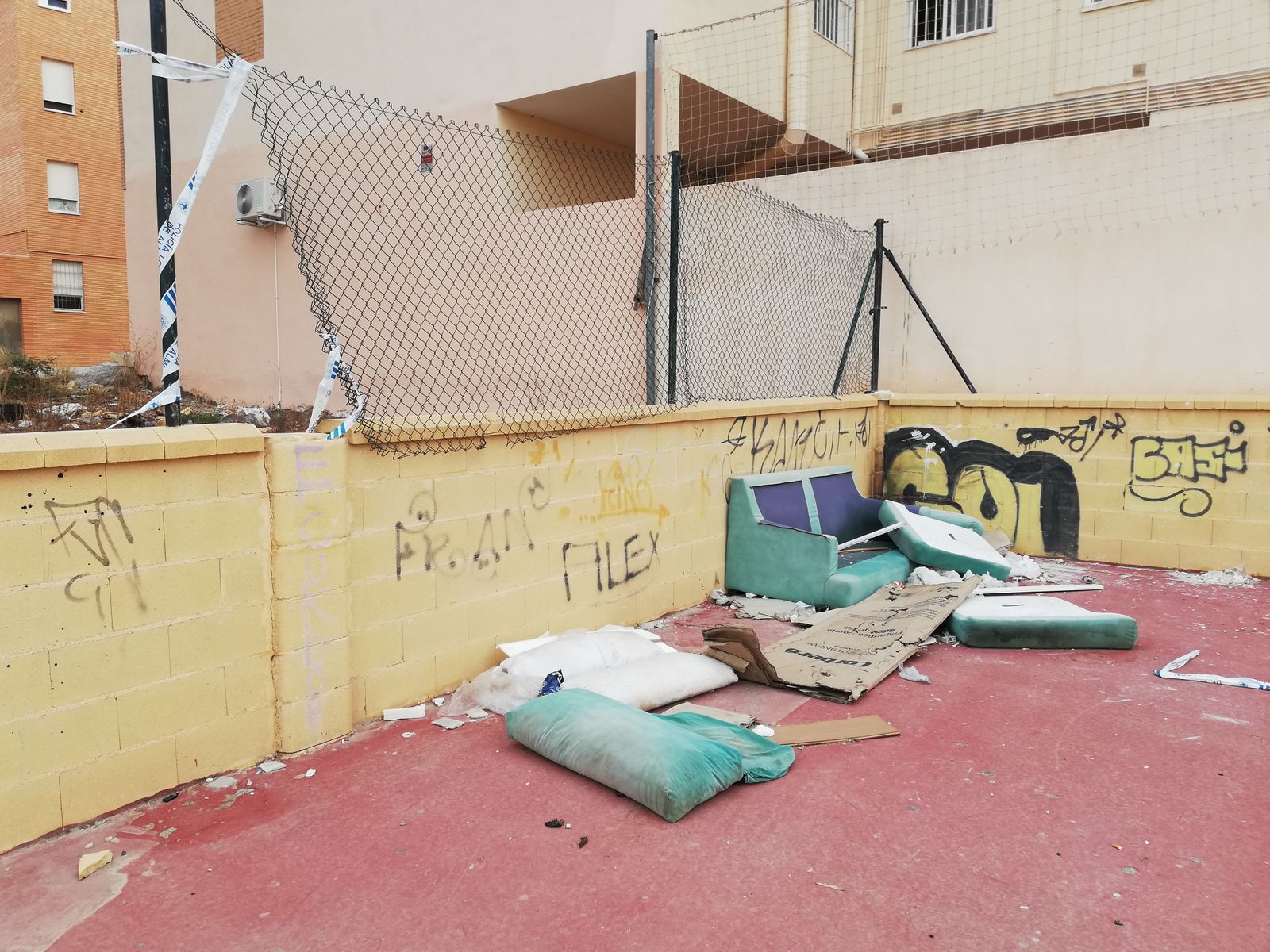 Basura acumulada alrededor del Hospital Torrecárdenas