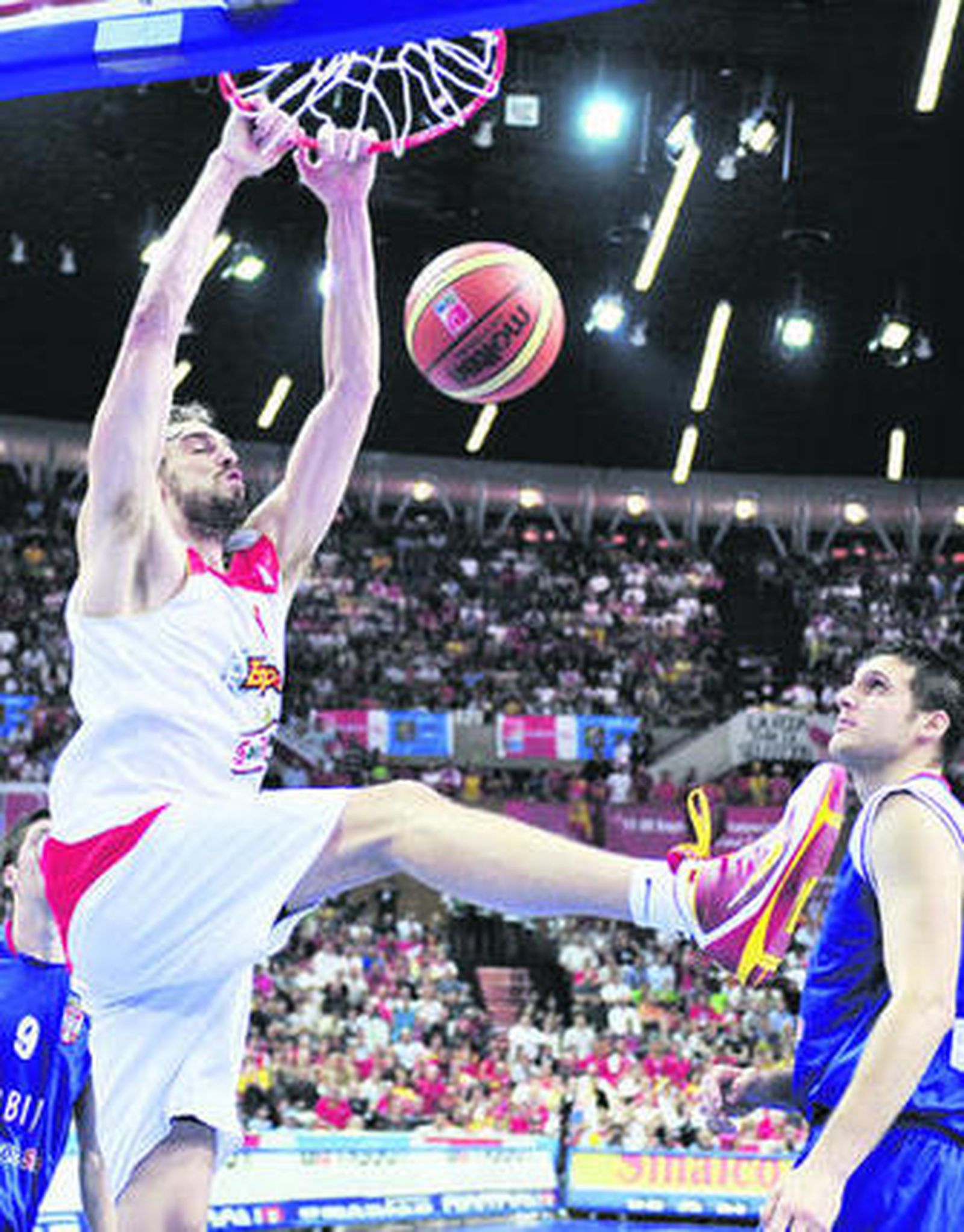 Pau Gasol machaca el aro serbio ante casi la pleitesía de Kosta Perovic.