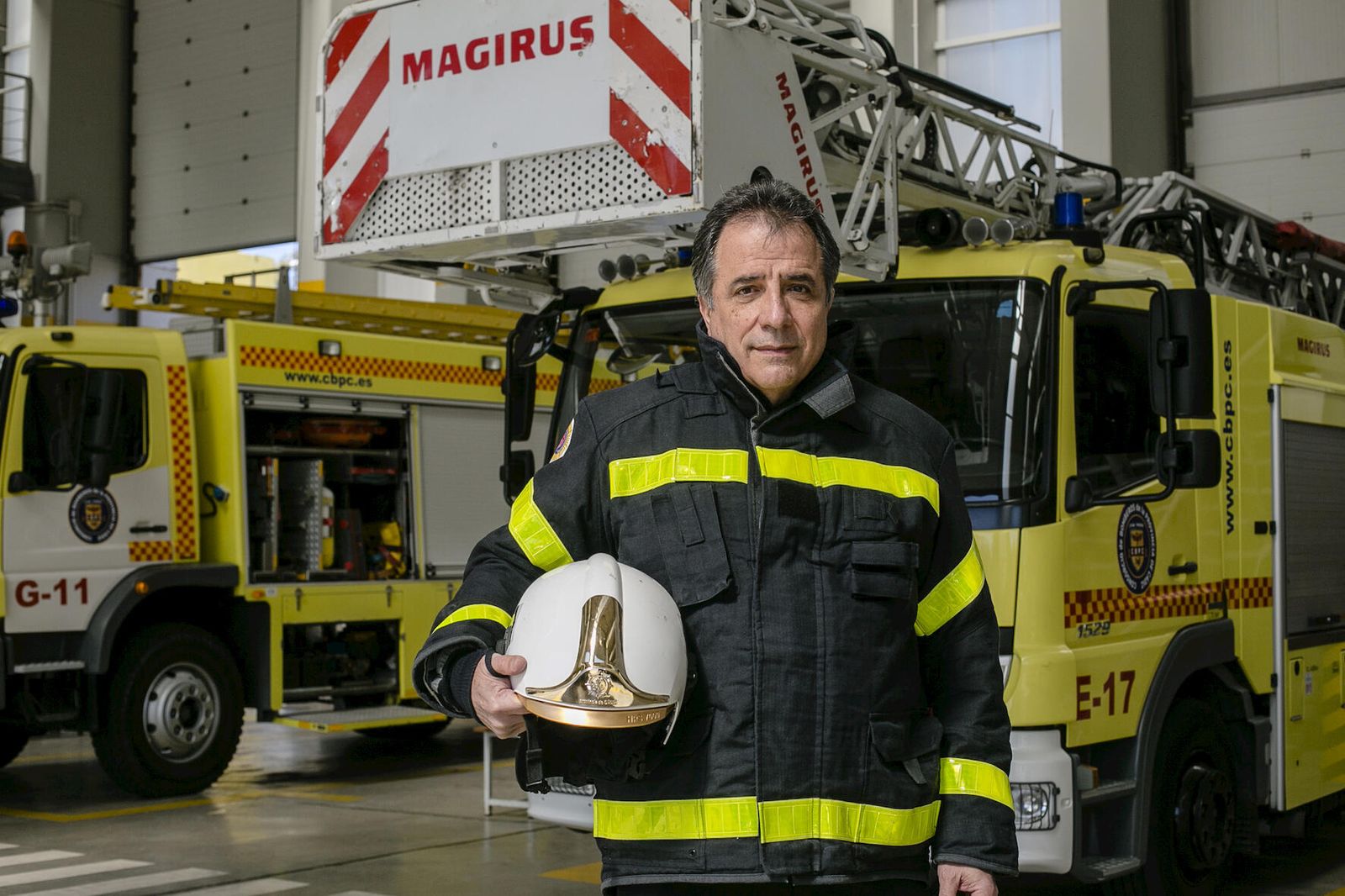 Juan Carlos Rojas posa en el Parque de Bomberos de Cádiz.