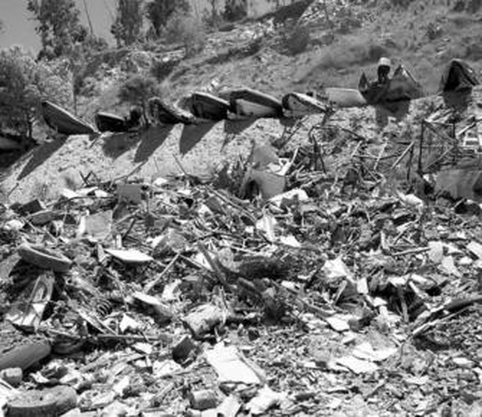 La chatarra se acumulaba junto a otros residuos de os que se está separando.