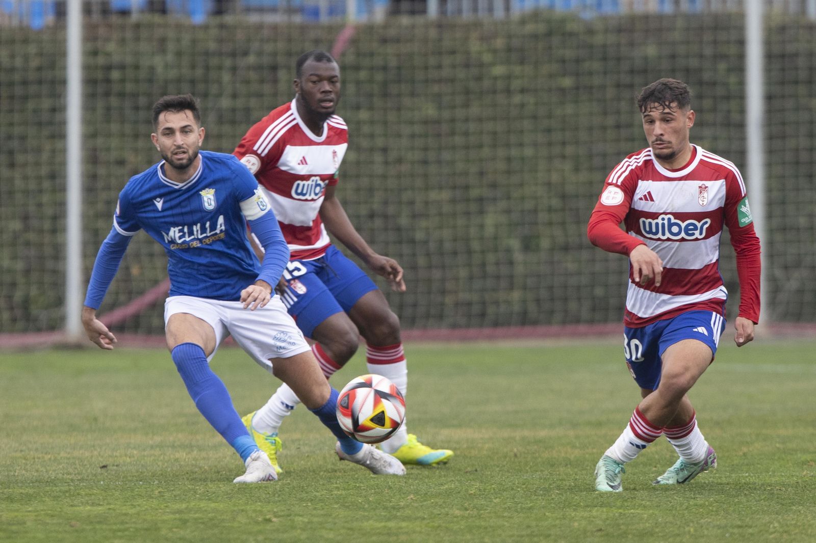 Rodelas pasa el balón durante el Recreativo Granada-Melilla