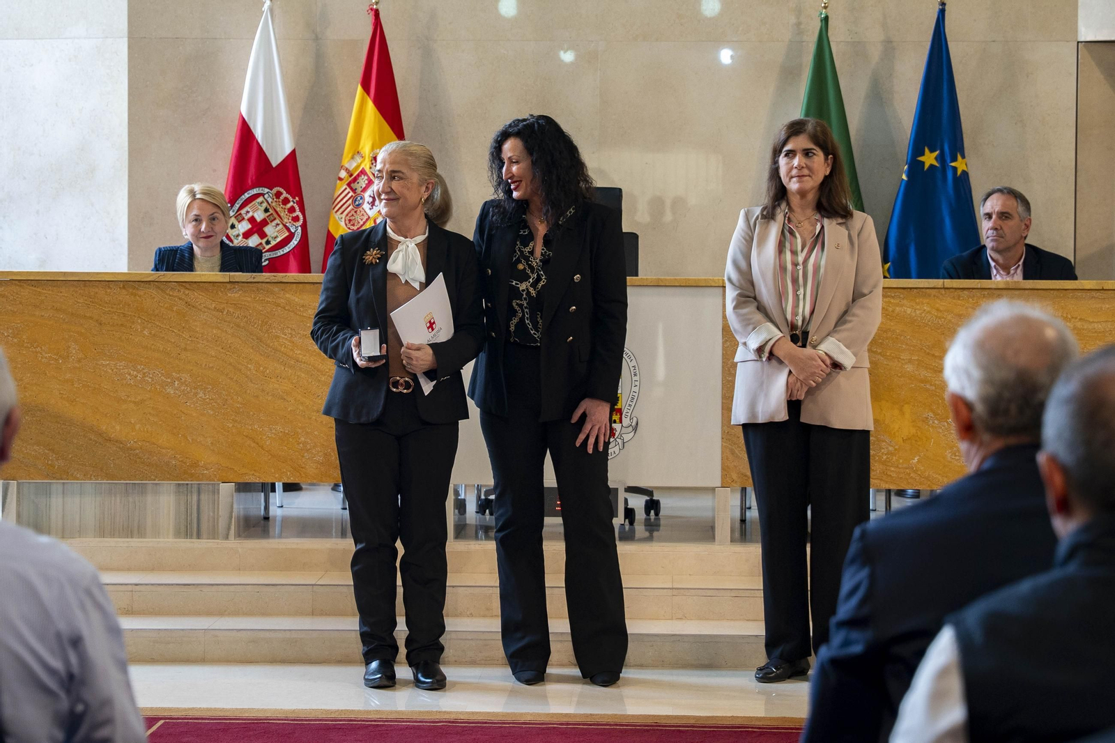 Almería rinde homenaje a su personal municipal con la imposición de los Escudos de Oro