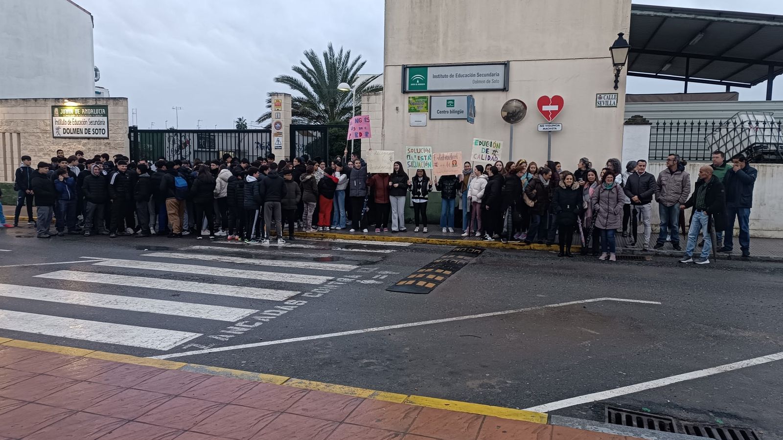 Concentración este lunes a las puertas del IES Dolmen de Soto.