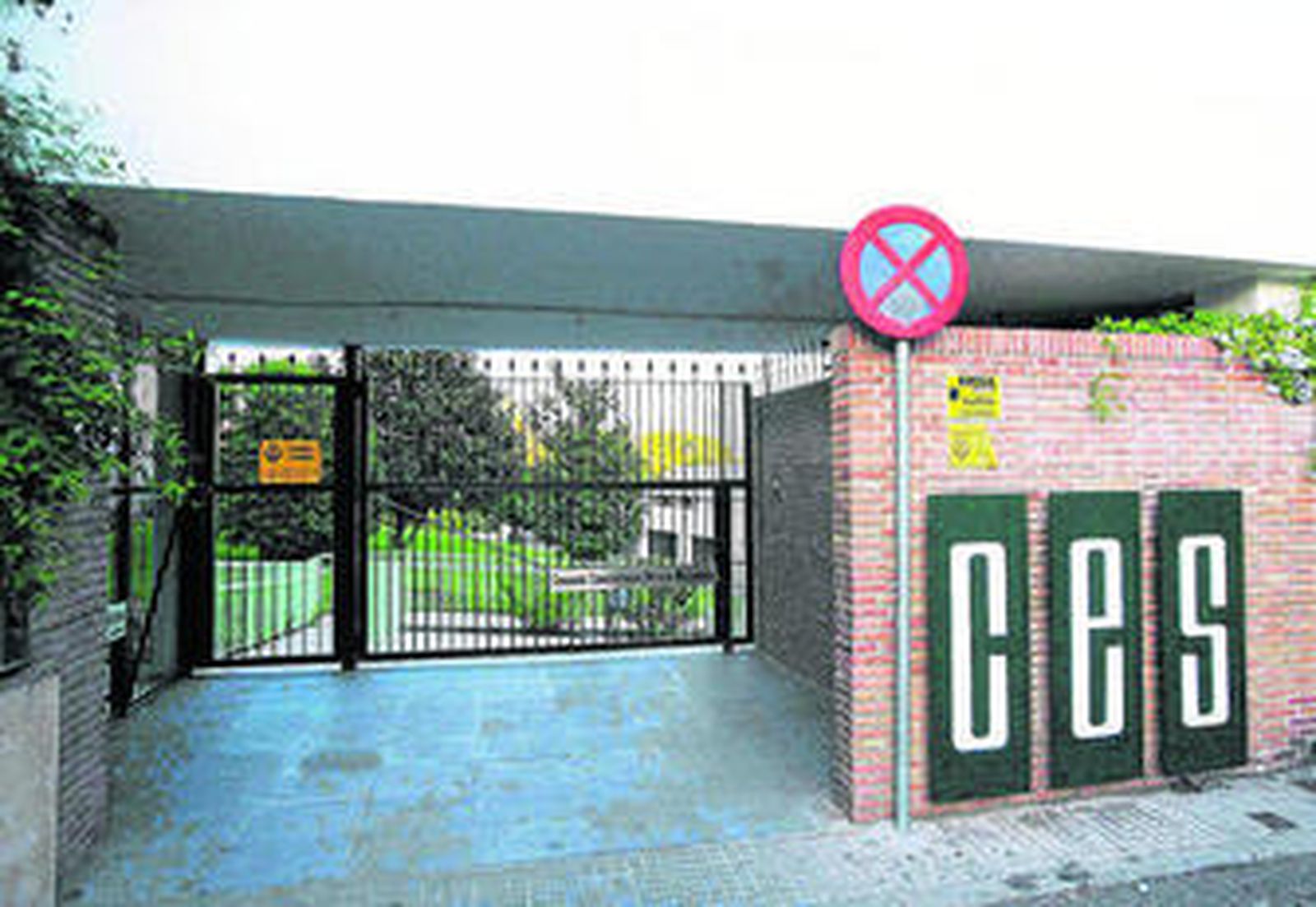 Entrada principal del colegio Bética-Mudarra.