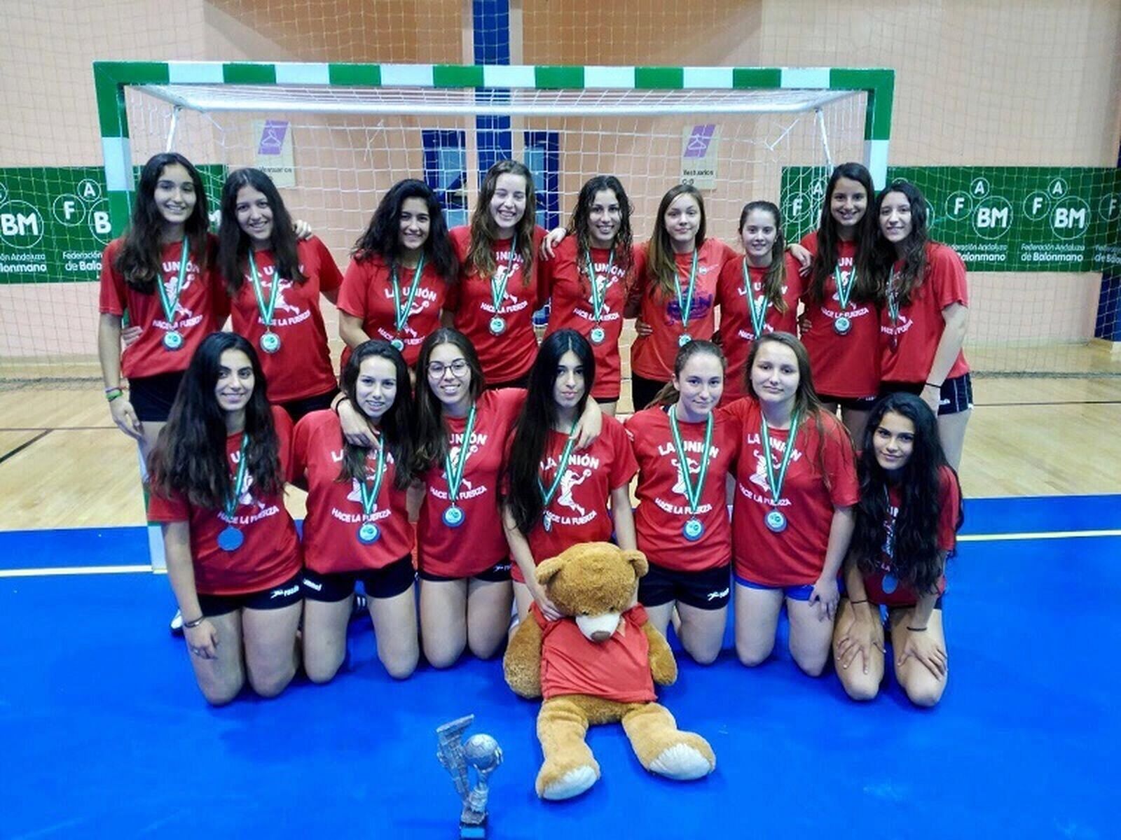 Las roqueteras, con su medalla.