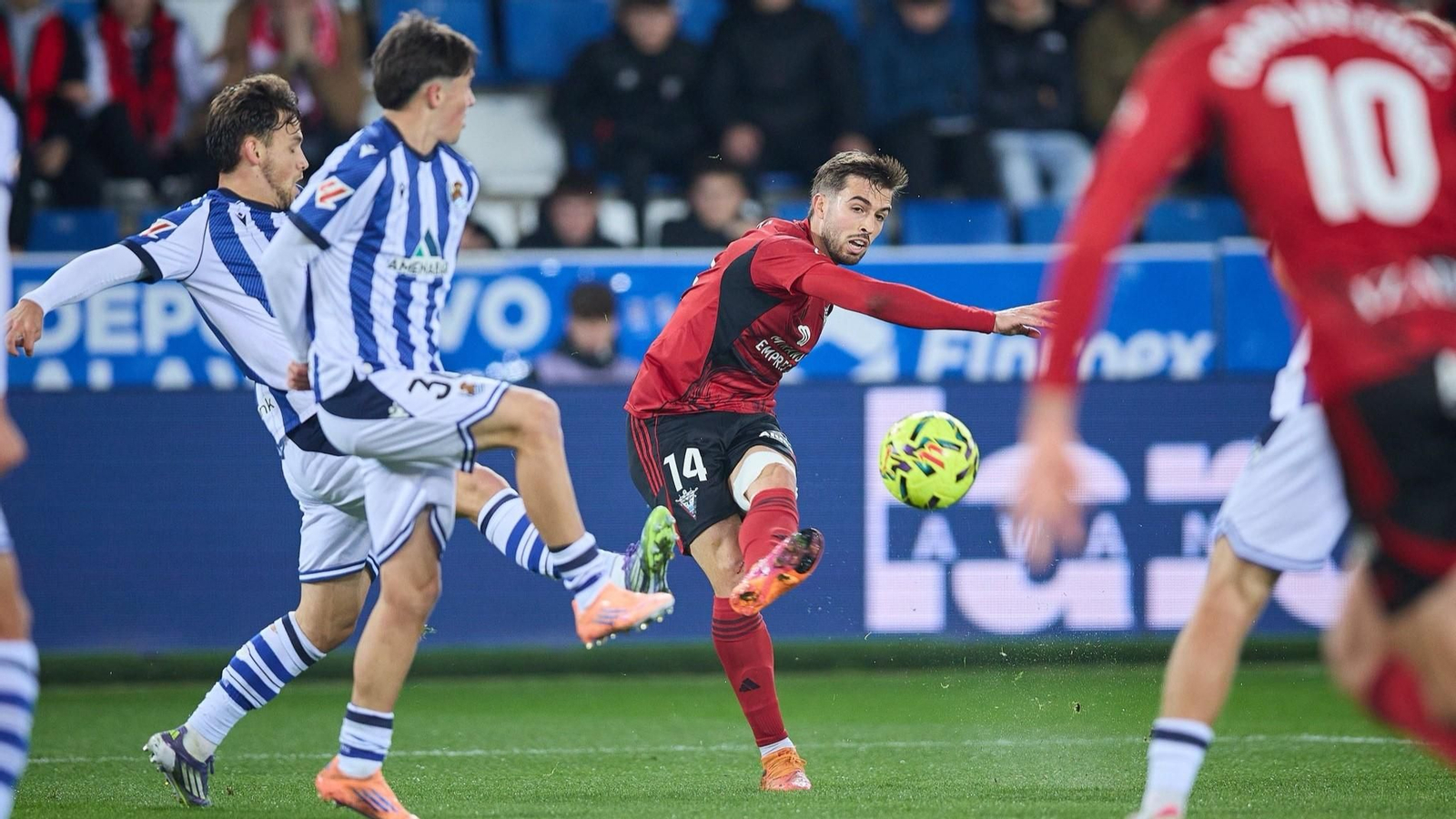 Alberto Marí golpea el balón en un partido del Mirandés como local en Mendizorroza.